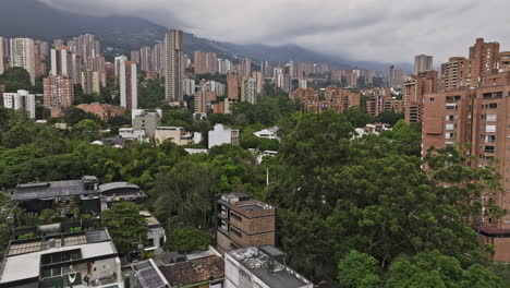 Medellin-Kolumbien-Luftaufnahme-V4-Low-Flyover-über-Die-Stadtteile-El-Poblado-Und-La-Florida,-Aufnahme-Einer-Wohnstadt-Am-Hang-Mit-Einem-Hochhaus-Eigentumswohnungskomplex-–-Aufgenommen-Mit-Mavic-3-Cine-–-November-2022