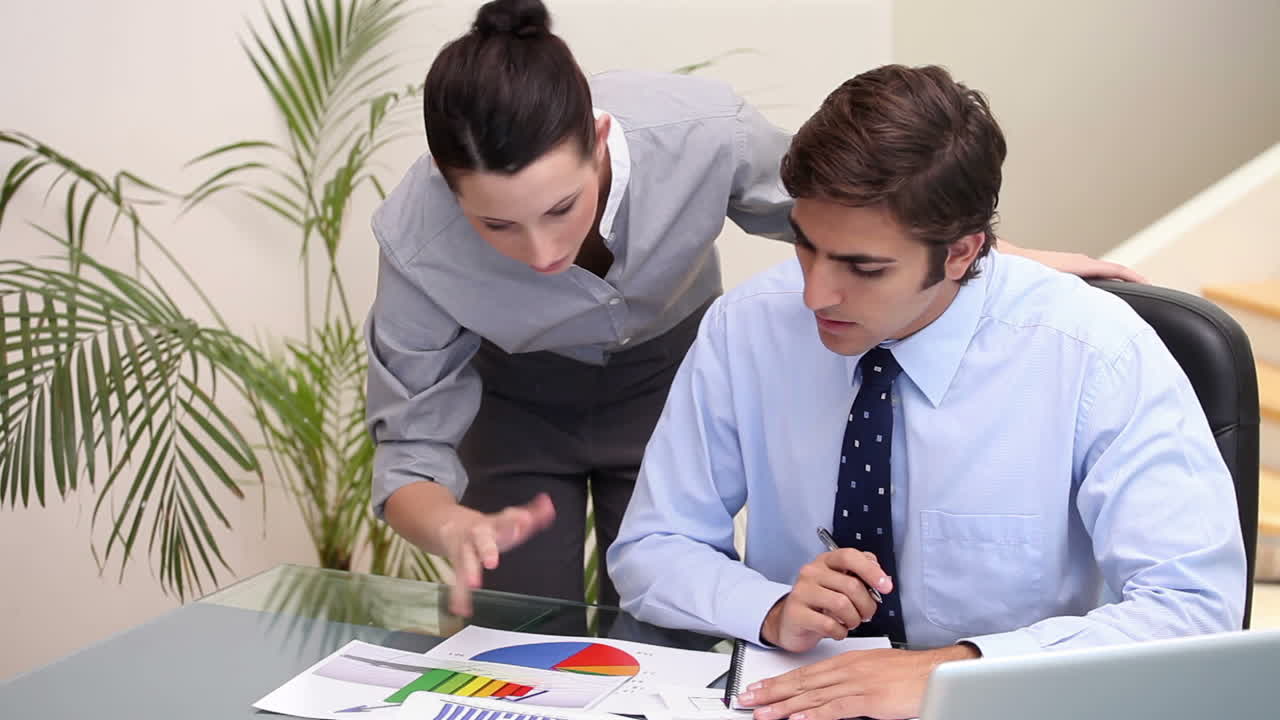 personas de negocios que trabajan con gráficos y una computadora