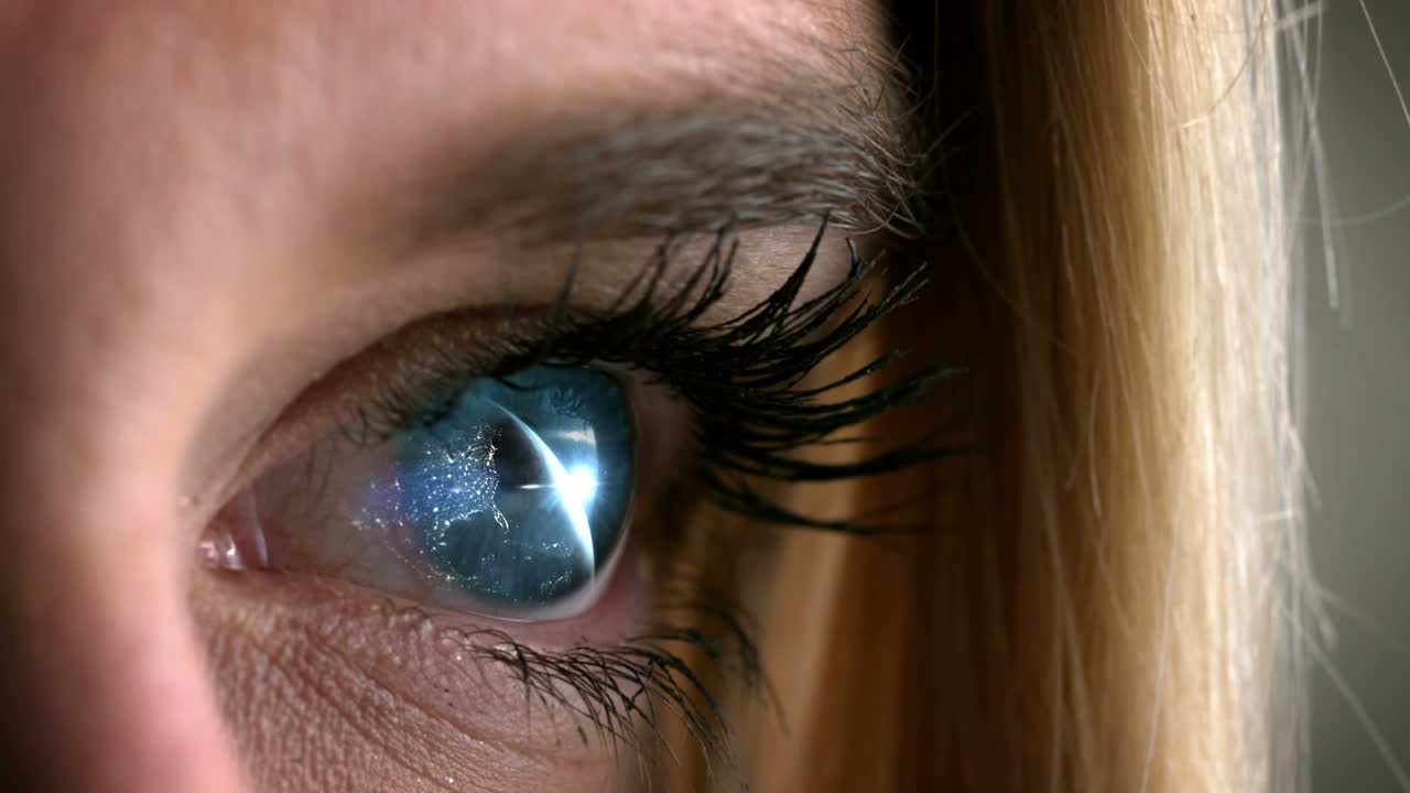 occhio umano con riflesso della terra