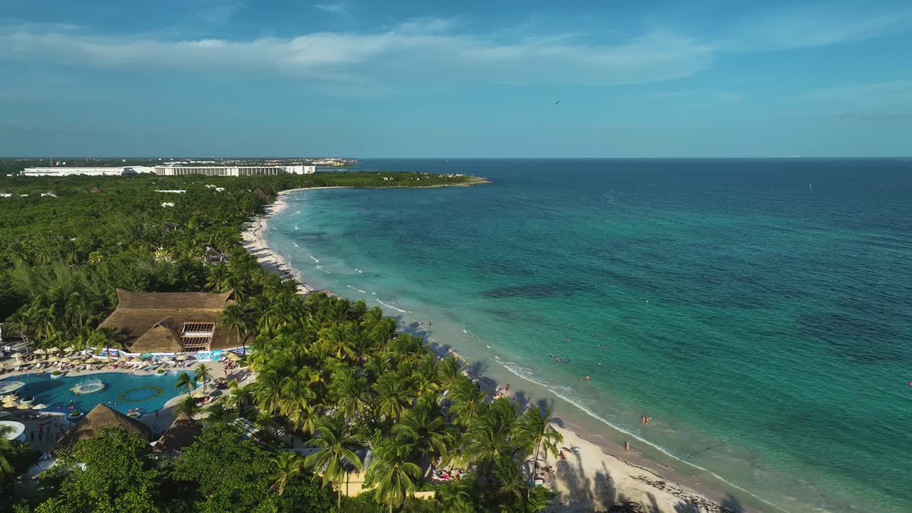 Vista aérea de una playa exótica en Xpu Ha, México - toma estática, con dron