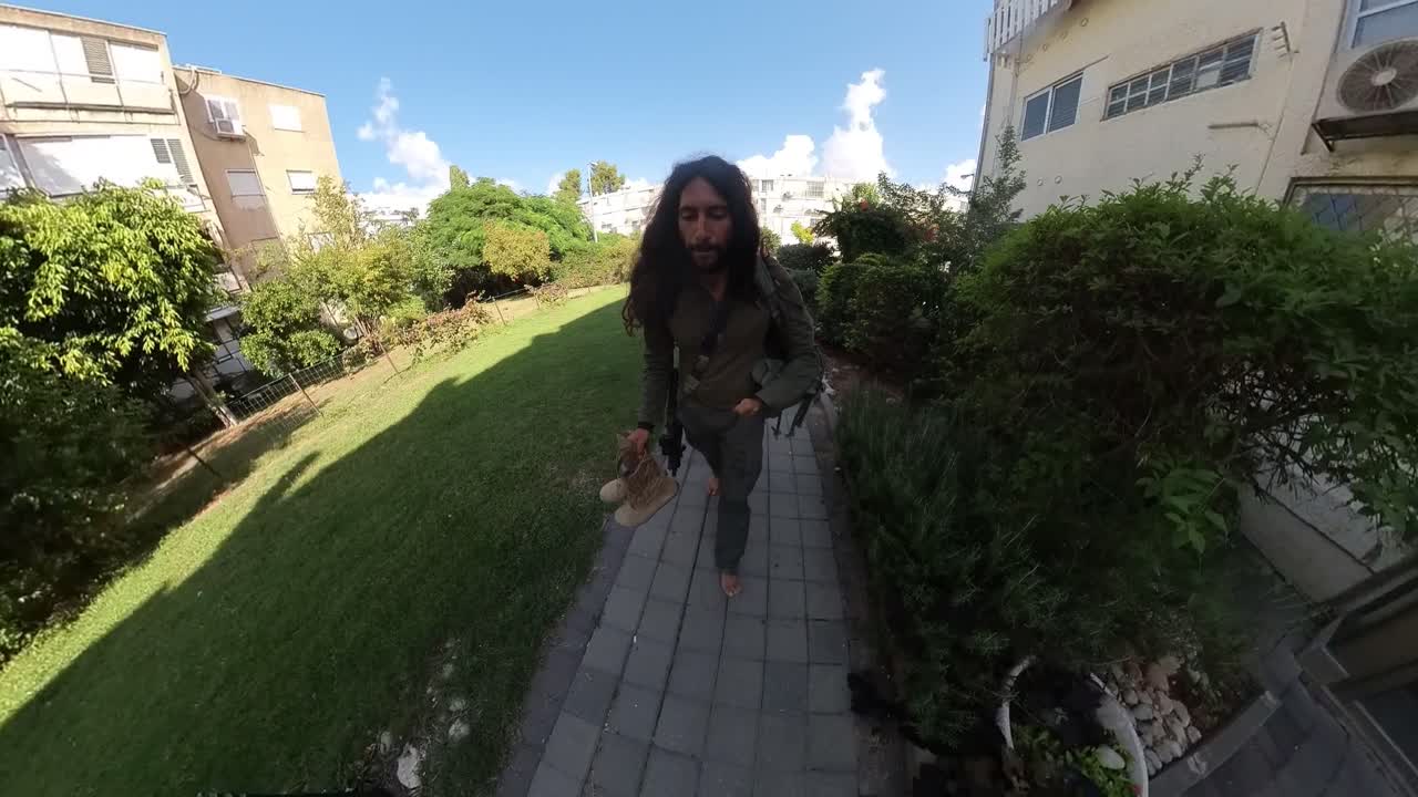 이스라엘 예비군이 하마스와의 전쟁 중에 가자에 배치된 후 집으로 돌아오고 있습니다.