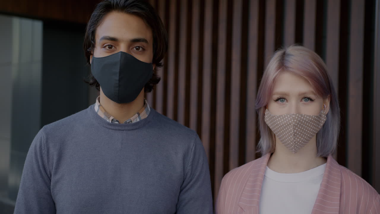 커플이 야외에서 마스크를 착용하고 있습니다.