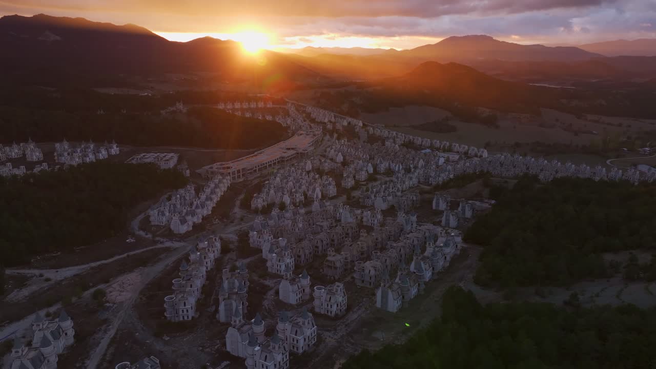 Il tramonto cattura la bellezza abbandonata di Burj Al Babas in Turchia