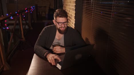 hombre trabajando en la computadora portátil por la noche