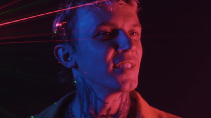 Cliente uomo in discoteca che si muove a ritmo di musica sotto le luci al neon