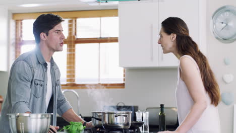 las cosas se están calentando en la cocina.