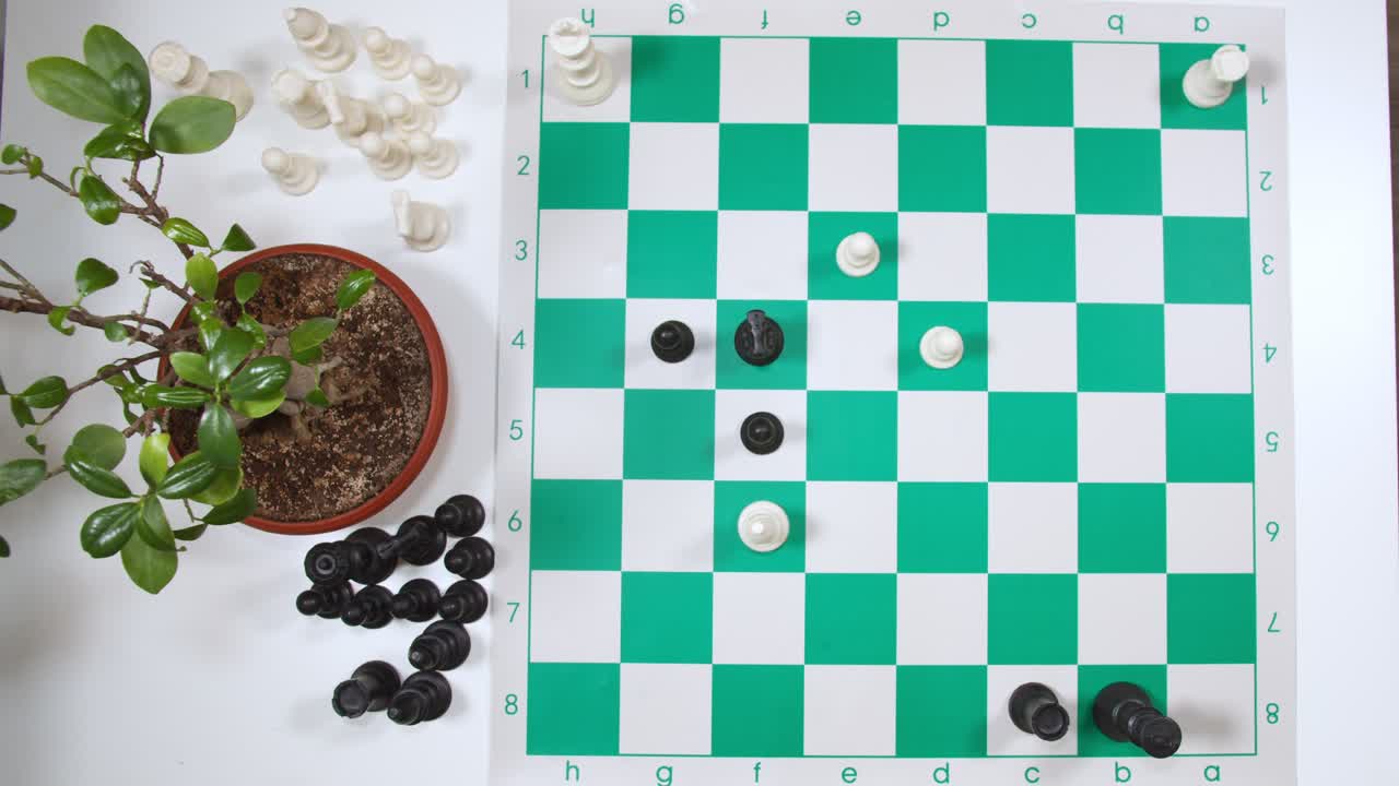 象棋手的手在象棋板上移动白色塔和黑色国王