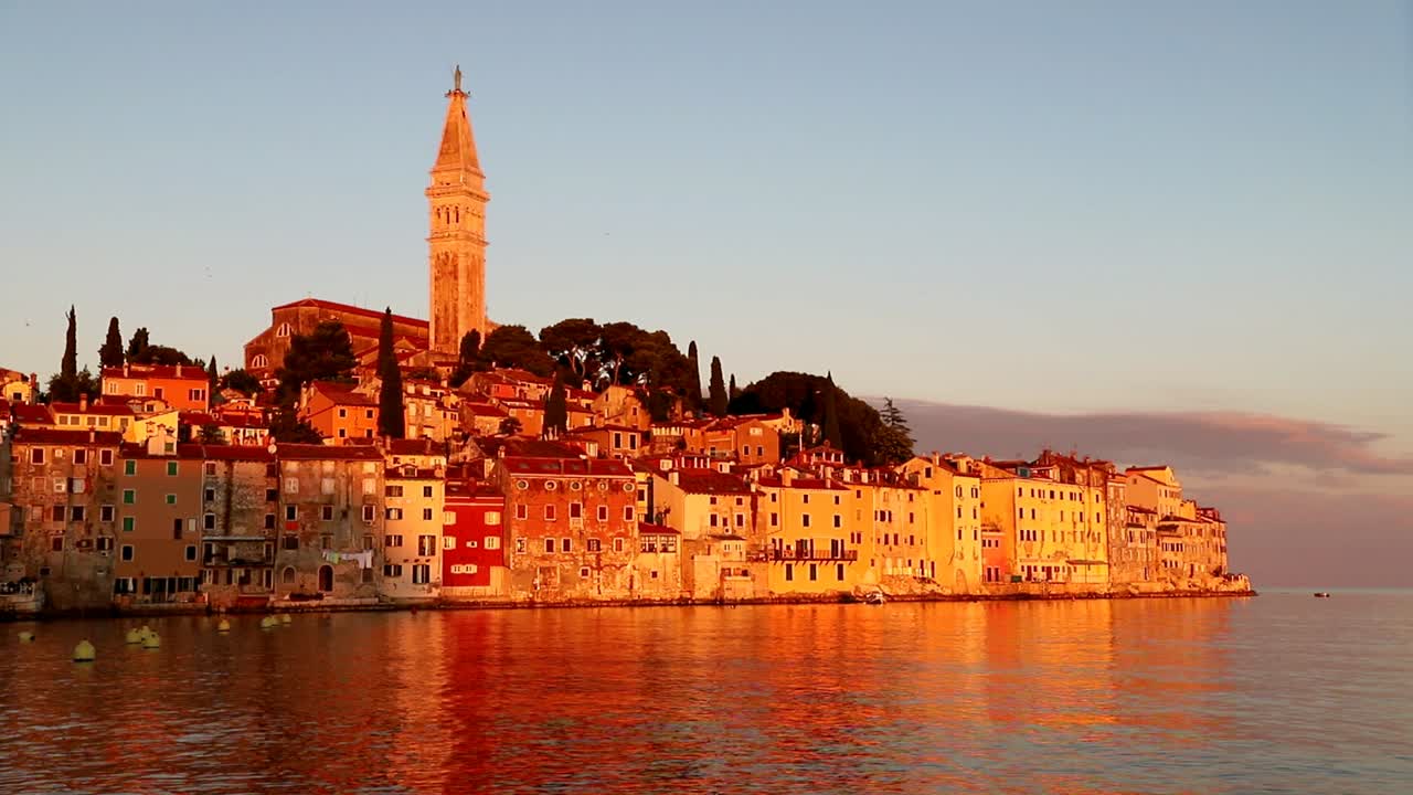 슬로우 모션으로 크로아티아 일출의 로비니 타운