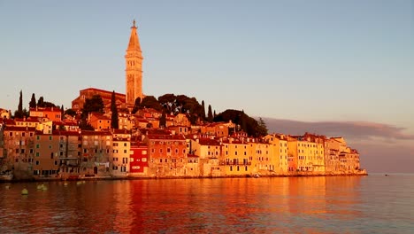ciudad de rovinj al amanecer en croacia en cámara lenta