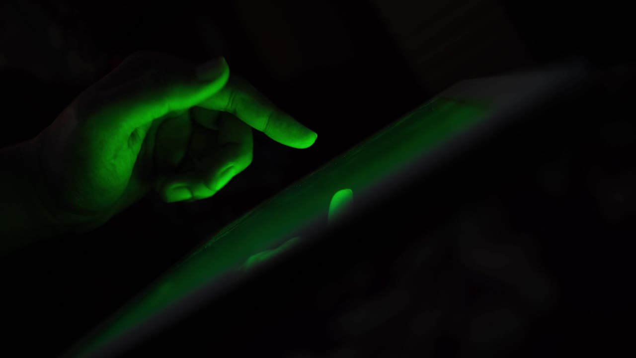 반이는 태블릿 스크린을 만지는 손