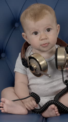 dj de niña con auriculares