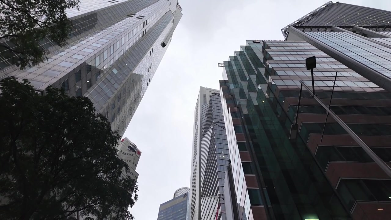 Gedung pencakar langit modern di kawasan keuangan perkotaan padat, Singapura, Asia, bangunan kaca.