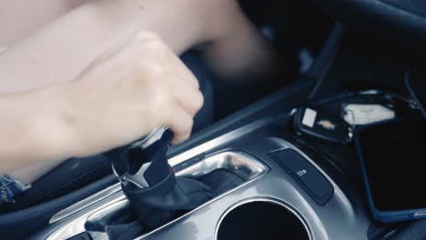 Woman-hand-shifting-gears-in-a-car