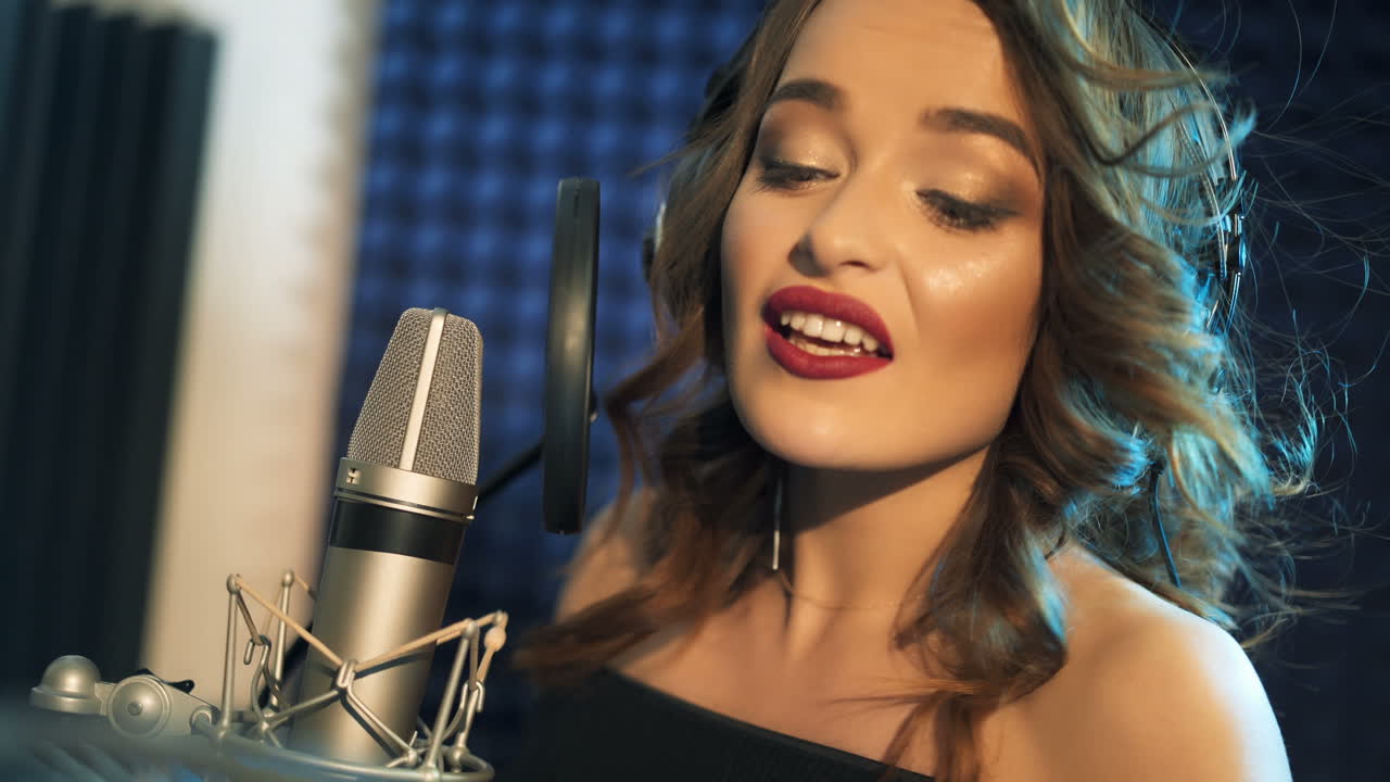 Vinnitsa, Ucraina - Maggio 2019: Donna che canta in uno studio di registrazione. Profilo di una donna con un bel viso e labbra