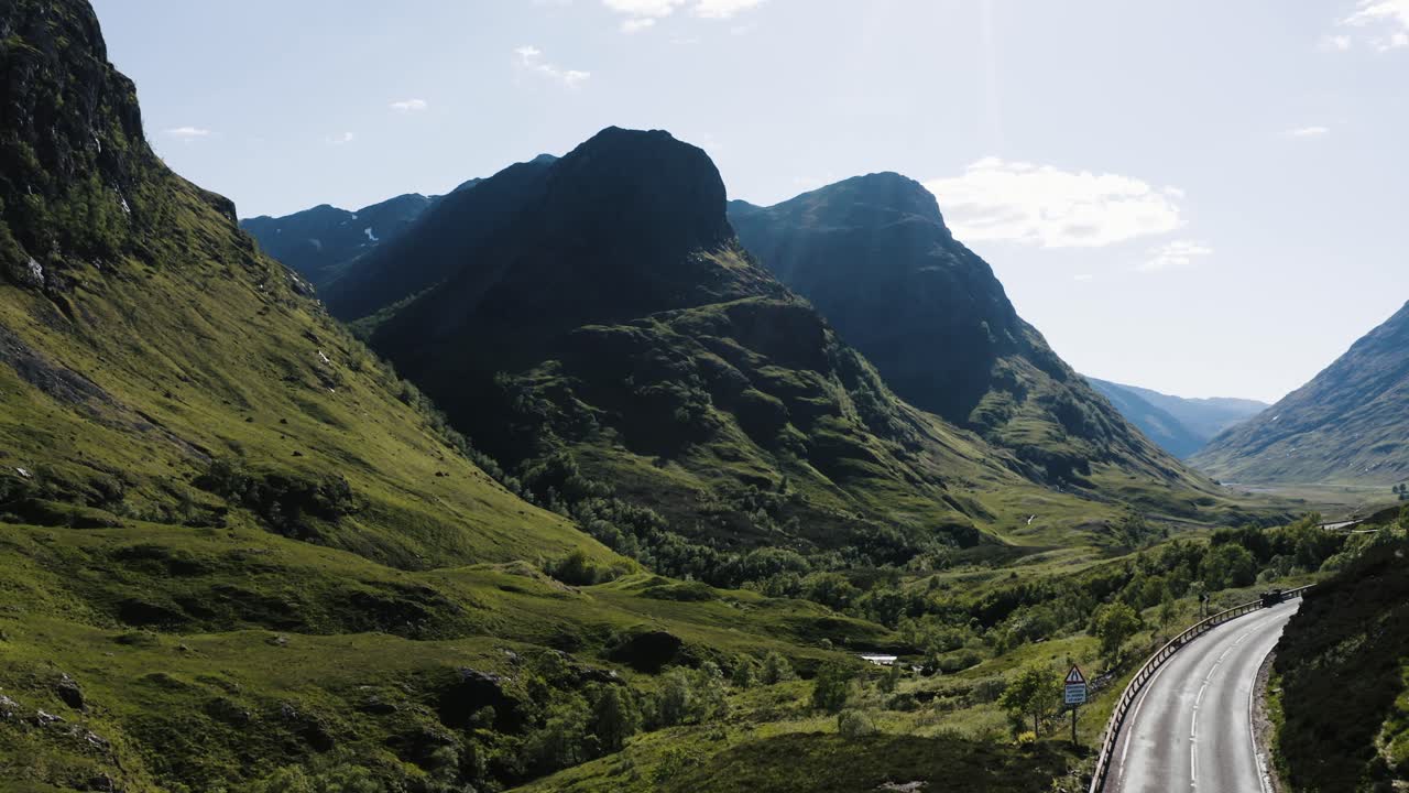 정오 에 스코틀랜드 의 글렌코 계곡 을 통과 하는 도로 의 공중 사진