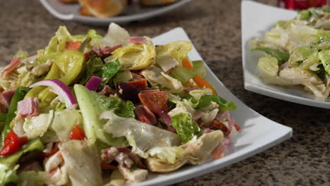 dos ensaladas picadas italianas, ensaladas aderezadas, control deslizante de cerca 4k