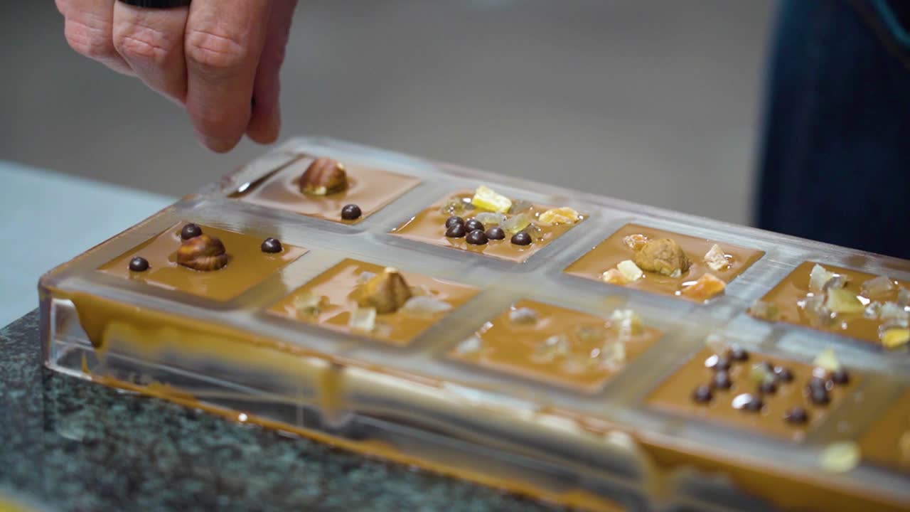 모형에서 초콜릿 바에 견과류와 과일을 첨가하는 것