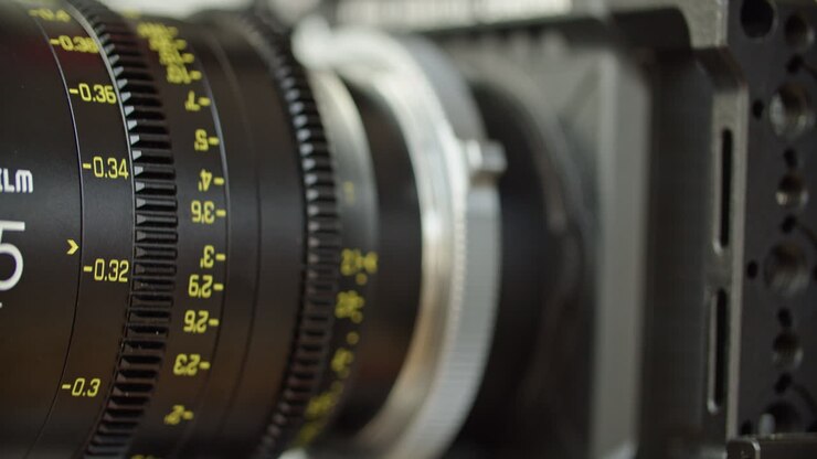 Inquadratura ravvicinata media di un obiettivo cinematografico con ghiera di messa a fuoco mobile.
