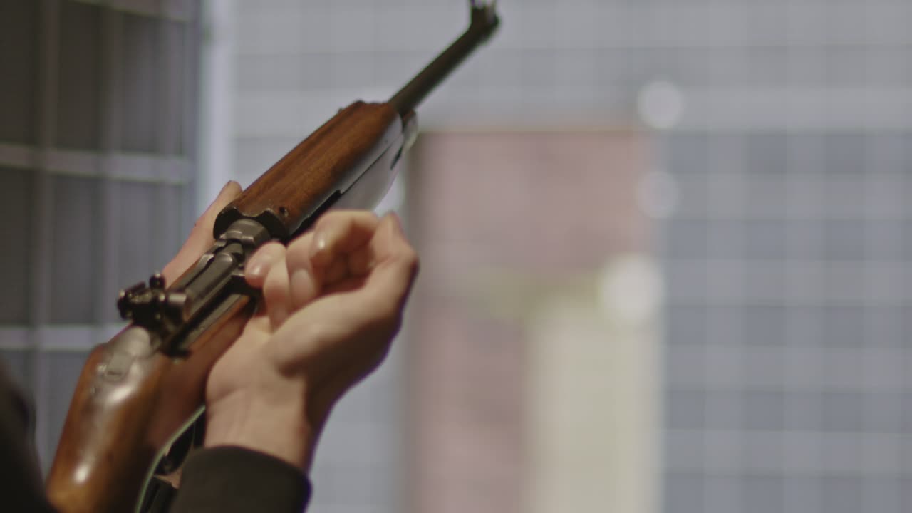 m1 카라빈의 슈터 체크 챔버는 볼트를 부분적으로 뒤로 미끄러뜨립니다.