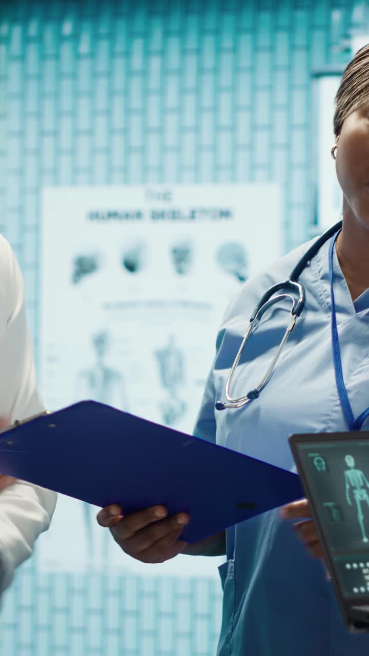 Video verticale: Professionisti medici esaminano i risultati dei raggi X e discutono strategie di cura del paziente