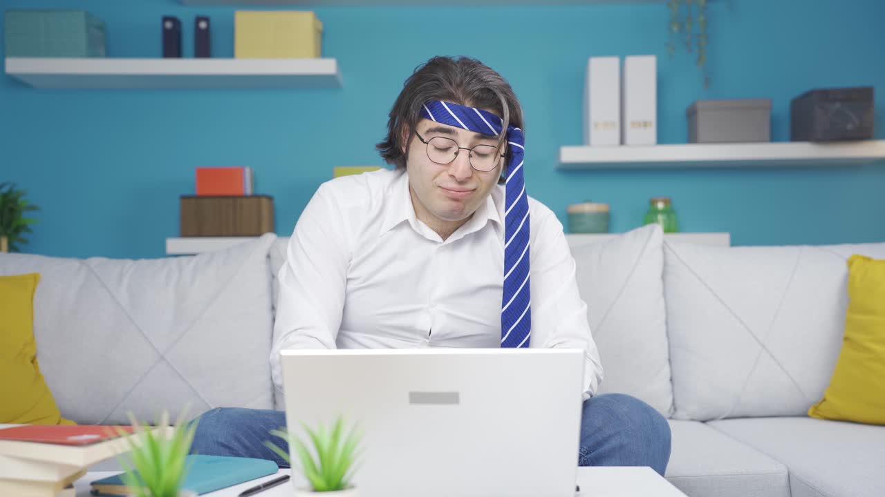 일을 즐기는 재 ⁇ 는 남자.