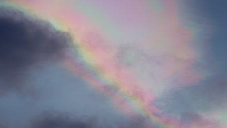 nubes de arco iris multicolores iridescencia que pasan en el cielo