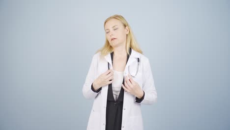 médico con fatiga laboral.