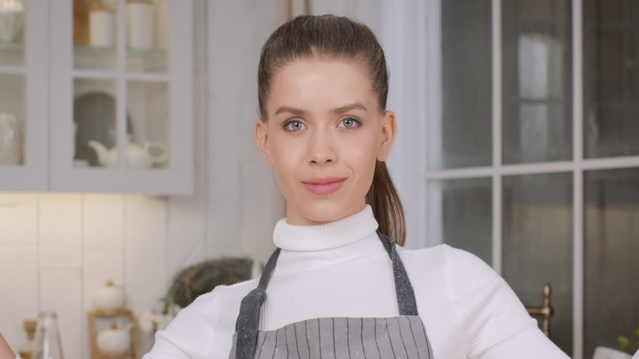 Donna che fa il forno in cucina