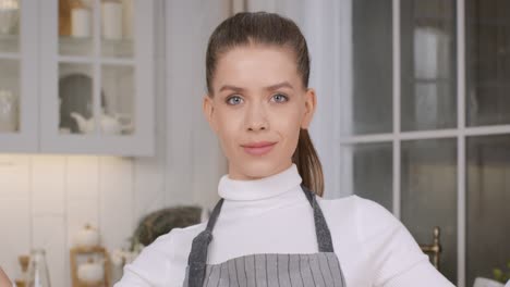 mujer horneando en la cocina