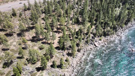 Drone-Volando-Sobre-Olas-ásperas-Cerca-De-Zephyr-Cove-Nevada-Mientras-El-Drone-Vuela-Hacia-Arriba-Y-Sobre-La-Autopista-50