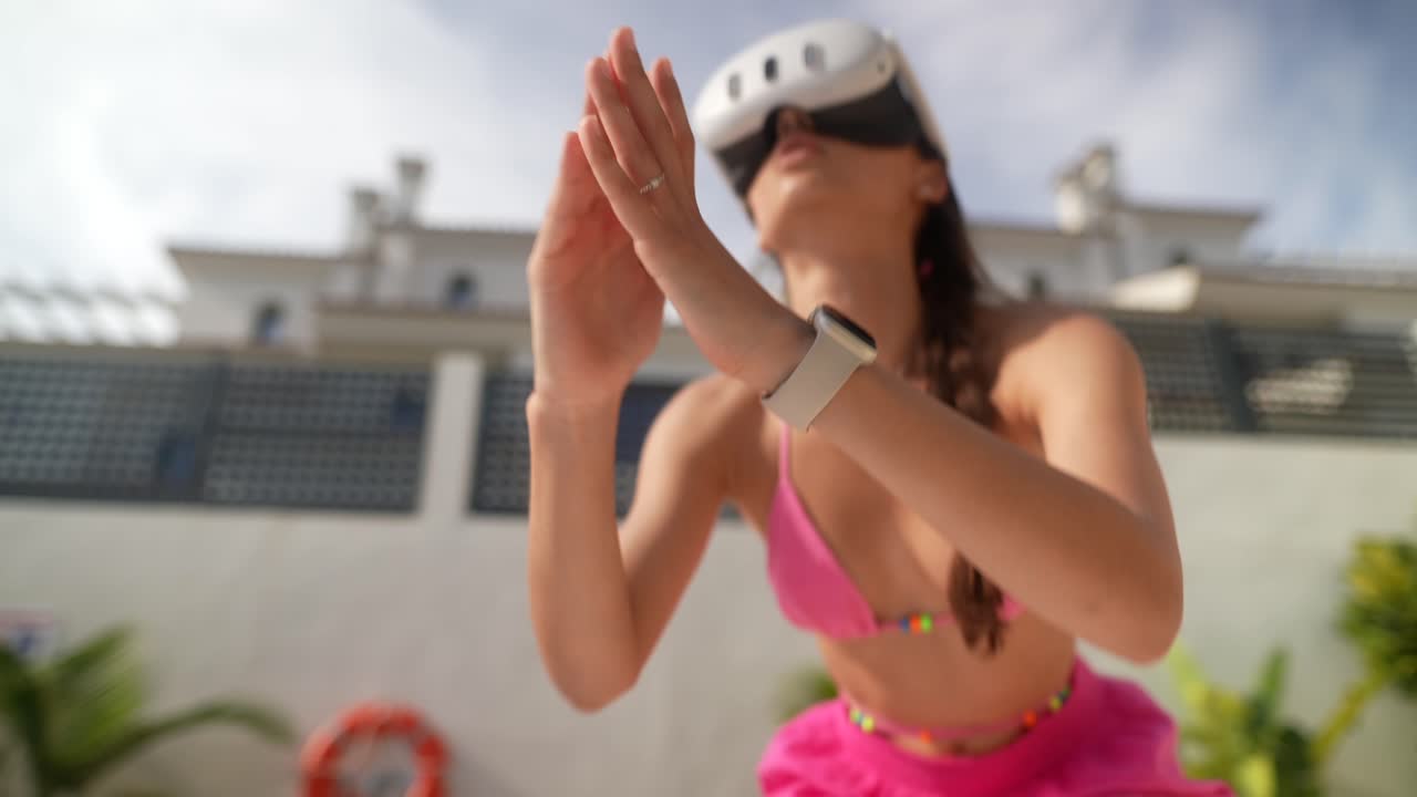 수영장 에서 가상 현실을 경험하는 여성