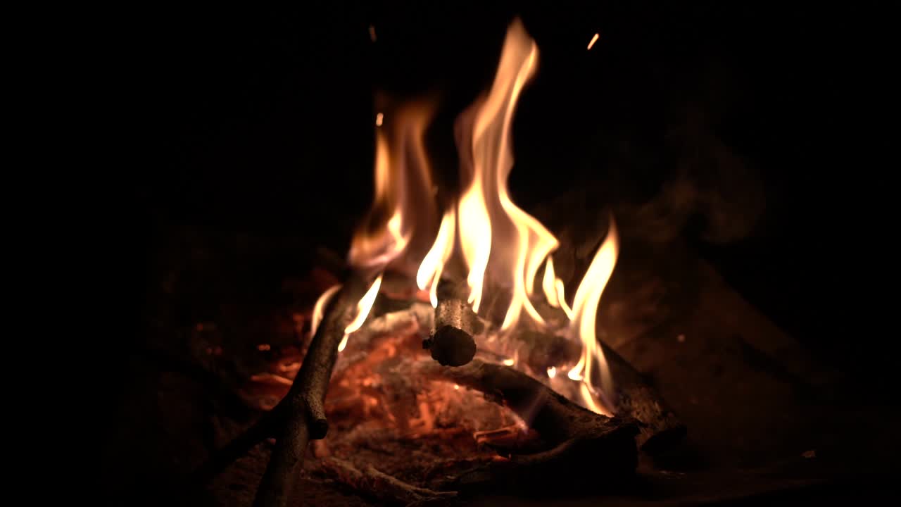 밤 에 불타는 캠프 불 의 느린 동영상