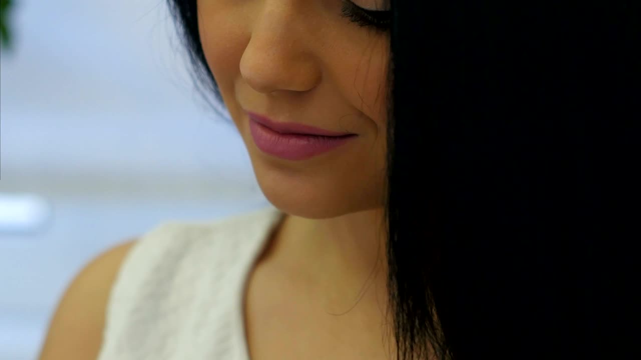 mujer con la mano y usando un teléfono inteligente de negocios