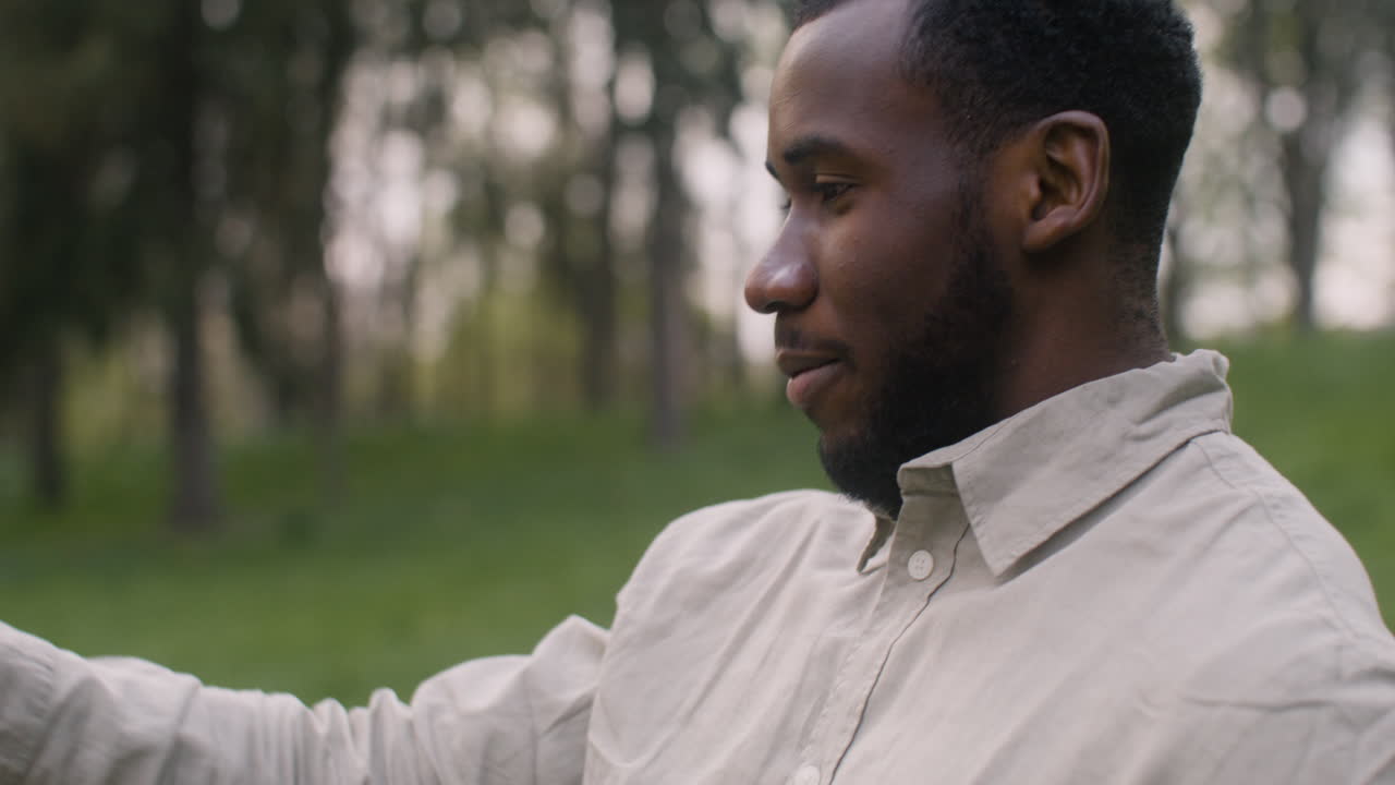 hombre tomando una copa de vino de una mesa y bebiéndola durante una fiesta en el jardín en el parque 1
