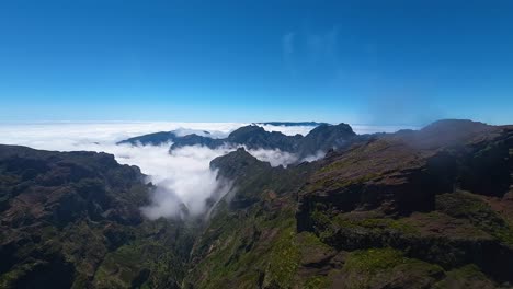 Cielo-Azul-Brillante-Sobre-El-Verde-Paisaje-Montañoso-De-Madeira