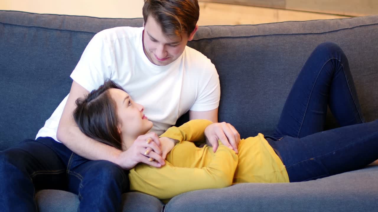 부부가 거실에서 논쟁하는 동안 서로를 무시하고 있습니다.