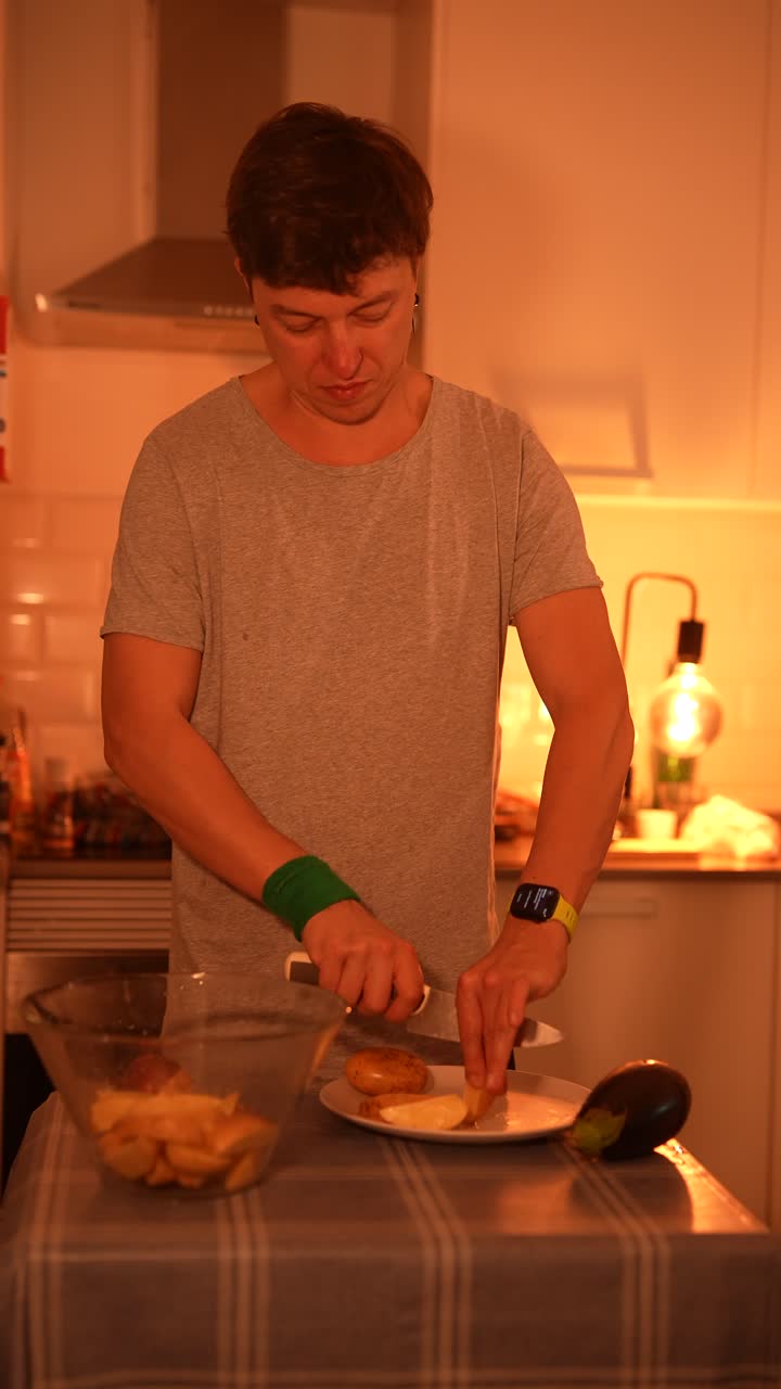 hombre cocinando patatas