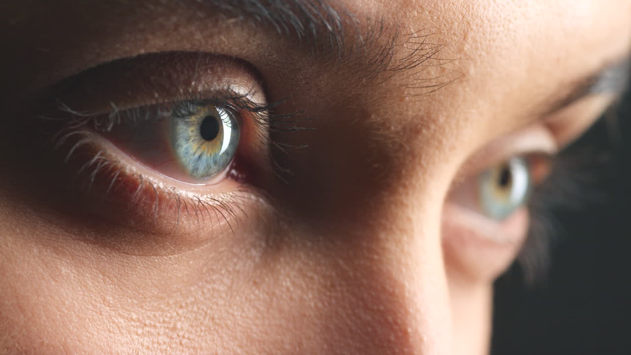 mujer con ojos azules naturales hermosos tiene salud