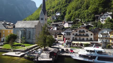 Erstaunliche-Luftaufnahme-Der-Skyline-Von-Hallstatt-In-Der-Sommersaison,-Drohnenansicht-Vom-See---Österreich,-Europa