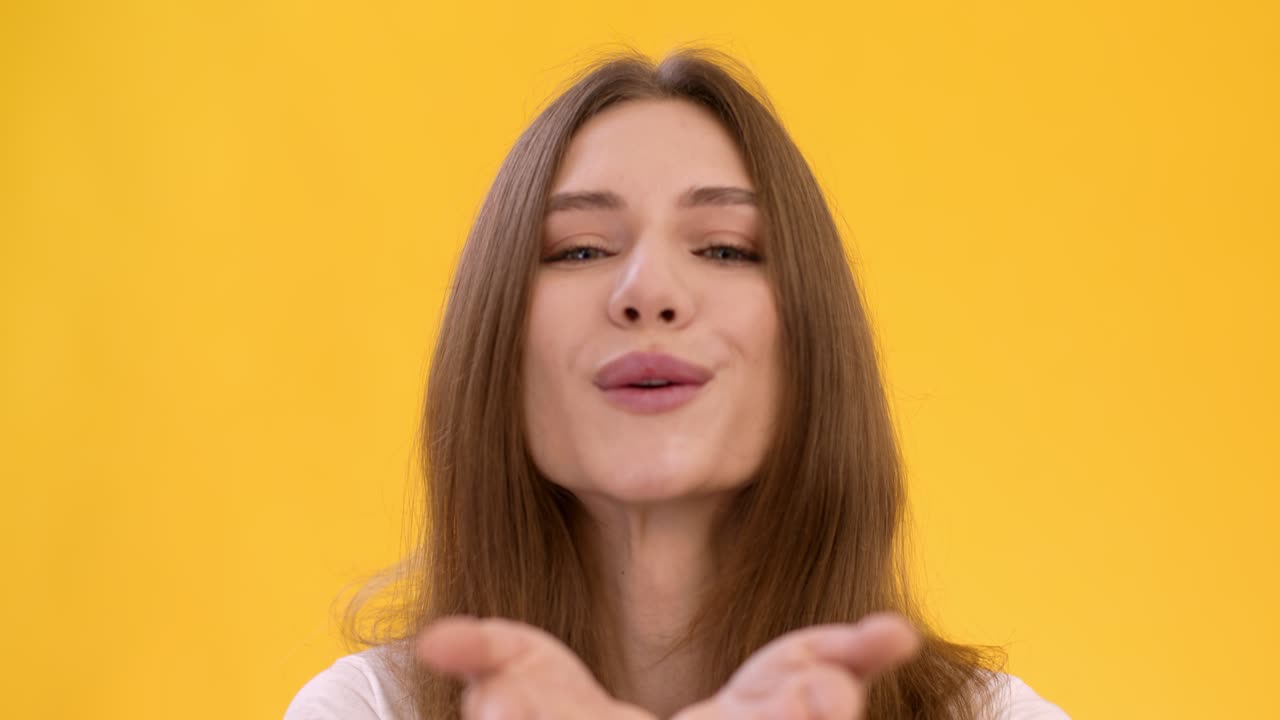 Donna che soffia un bacio