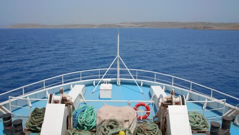 un gran ferry en el océano que va de la isla de malta a gozo, toma estática desde la cubierta delantera