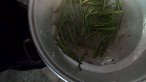 Chef-Sauteing-Asparagus,-cenital-plane