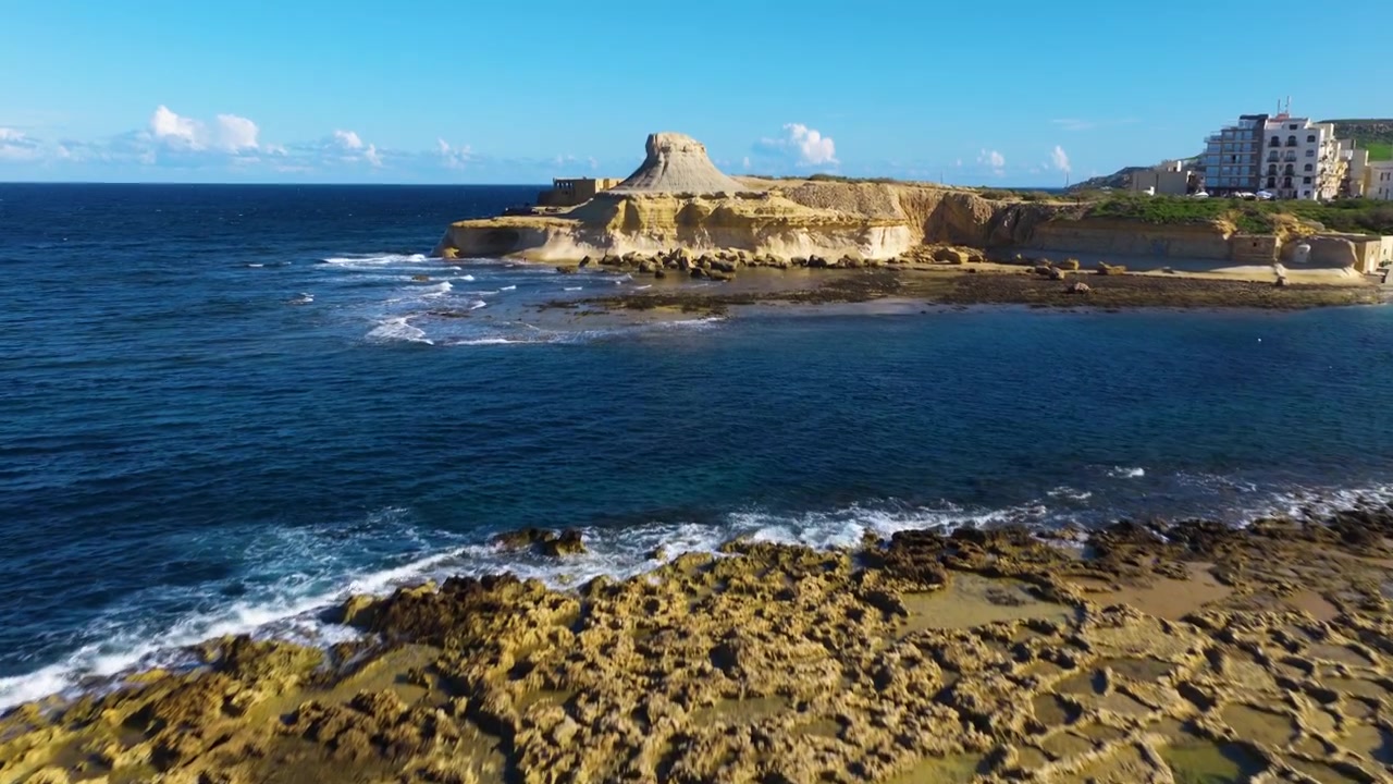 Saline e Roccia di Xwejni sull'isola di Gozo, Malta - Ripresa con drone.