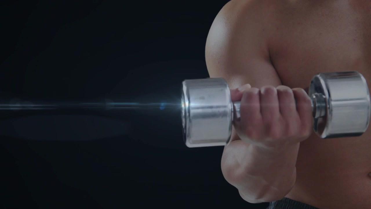 Uomo che afferra un manubrio cromato, facendo curl in studio, con una scia di luce che si allinea con il braccio per una pubblicità di fitness.