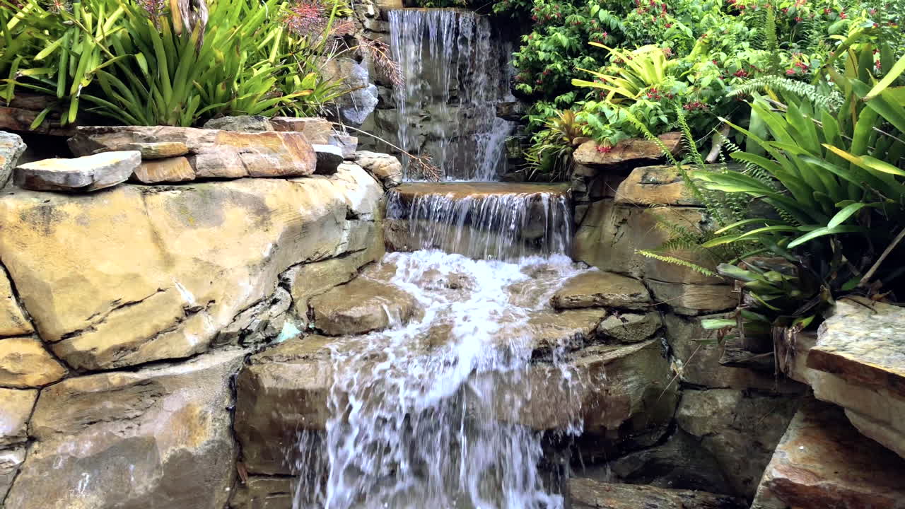 Paesaggio di cascata e fiume di montagna, video 4K al rallentatore