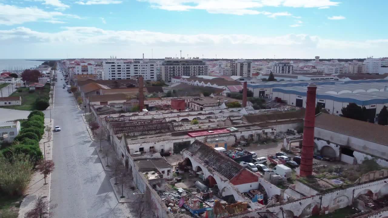 빌라 레알 데 산토 안토니오에 있는 오래되고 유서 깊은 라미레즈 통조림 공장의 조감도