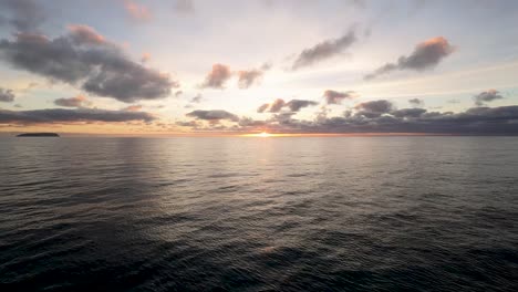 Resplandor-Del-Crepúsculo-Sobre-Las-Tranquilas-Aguas-De-Porto-Santo