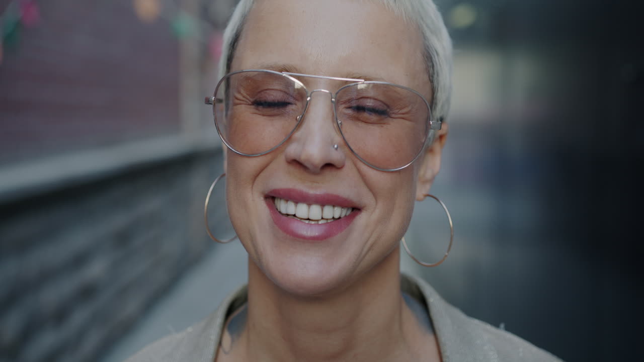 mujer sonriente en la calle de la ciudad