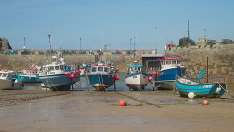 Newquay-Harbour-Boote-Am-Yachthafen-Tagsüber-In-Cornwall,-England,-Großbritannien