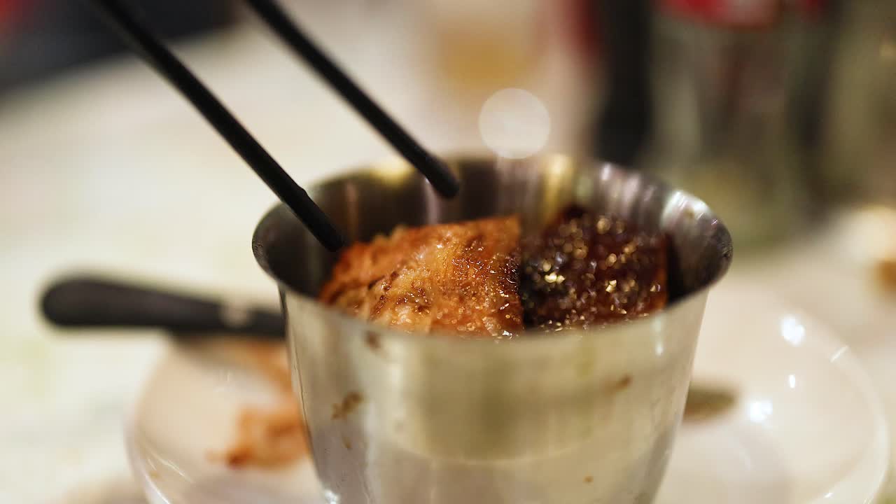 금속 용기 에 돼지고기 를 다루는 가락